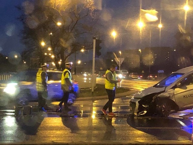 We wtorek przed godz. 7 rano na skrzyżowaniu ulic Księcia Mieszka I i Al. Solidarności doszło do zderzenia dwóch samochodów osobowych. Chociaż sytuacja wyglądała na groźny wypadek, żaden z kierowców nie wymagał odwiezienia do szpitala i zdarzenie zakwalifikowano jako kolizję. Zobacz więcej zdjęć -----> 