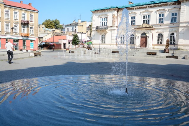 Woda w fontannach nie jest uzdatniana, dezynfekowana i nie jest poddawana żadnej kontroli.