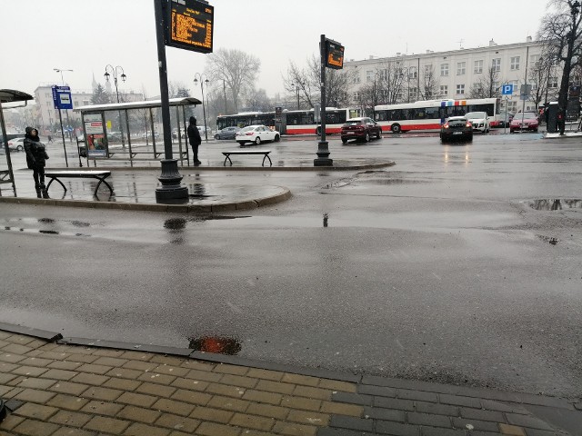 Od czwartkowego poranka w Radomiu sporo chmur z deszczem i śniegiem.