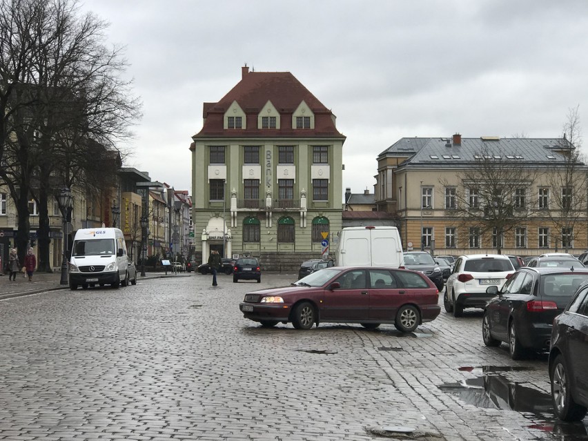 Plac Zwycięstwa zagadką dla kierowców. Trzeba uważać na tych z prawej