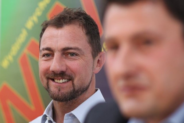 Jerzy Dudek, który obecnie próbuje swoich sił za kierownicą sportowego golfa, gościł na Uniwersytecie Rzeszowskim w ramach akcji &#8222;Kariera po karierze&#8221;. - Przyjechałem, żeby spotkać się z młodzieżą. To były rozmowy motywacyjne, spotkanie było przyjemne, choć nie spodziewałem się aż tak trudnych pytań. 