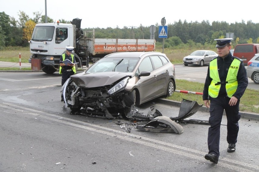 Wypadek przy AOW w pobliżu stadionu. Dwie osoby ranne