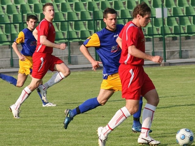 Pomocnik Siarki Bartosz Madeja (z piłką) jest pewniakiem do występu w sobotnim meczu przeciwko Avii Świdnik, natomiast występ Piotra Kamińskiego (drugi z lewej) stoi pod dużym znakiem zapytania.