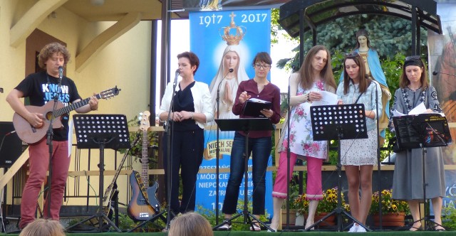 Piątkowy festiwal "Uzdrowisko Dusz" zainaugurował występ Scholi Dorosłych z buskiej parafii Niepokalanego Poczęcia Najświętszej Maryi Panny.