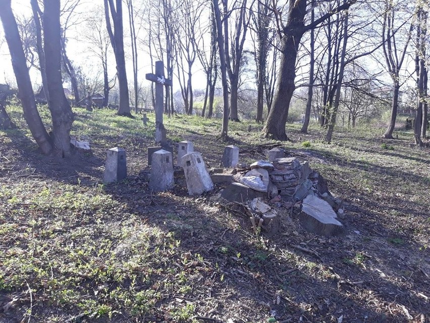 Mogiły na zaniedbanej części cmentarza wojennego przy ul....