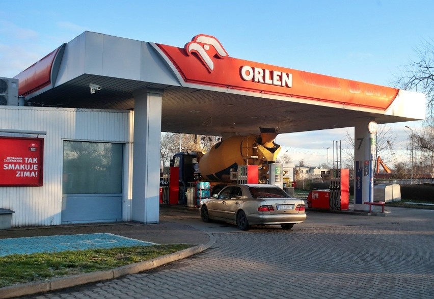 Ceny paliw na stacjach benzynowych w Szczecinie i regionie. Od dziś obniżona akcyza na paliwa. Jest spadek cen? 