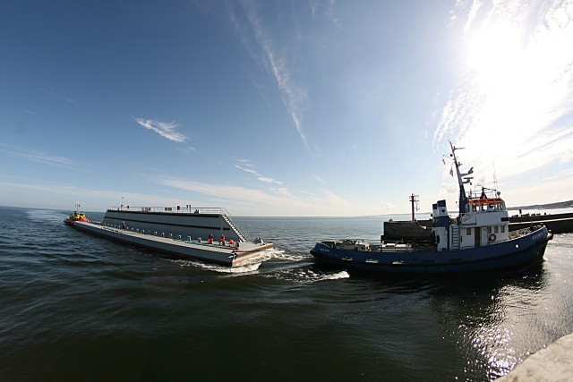 Dziś rano do usteckiego portu dwa holowniki przetransportowały długi na 40 metrów element pływającego doku.