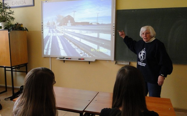 Ardena Regier z USA zaprezentowała w VII liceum w Radomiu prezentację multimedialną o życiu mieszkańców Nebraski.