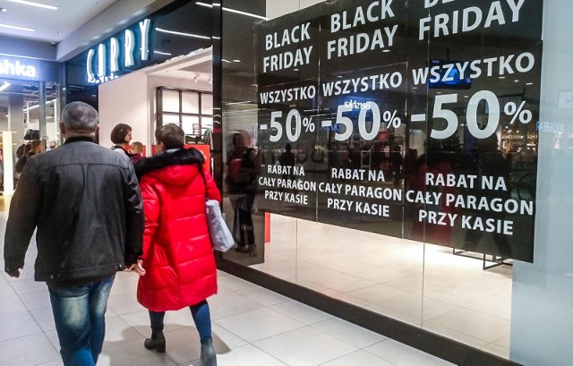29 listopada przypada Black Friday. tego dnia wiele sklepów obniża ceny swojego asortymentu.
