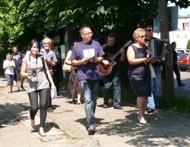 Poseł Platformy Artur Gierada i szefowa starachowickich struktur Jolanta Nowak w środowe popołudnie rozdawali ulotki na ulicach Starachowic.