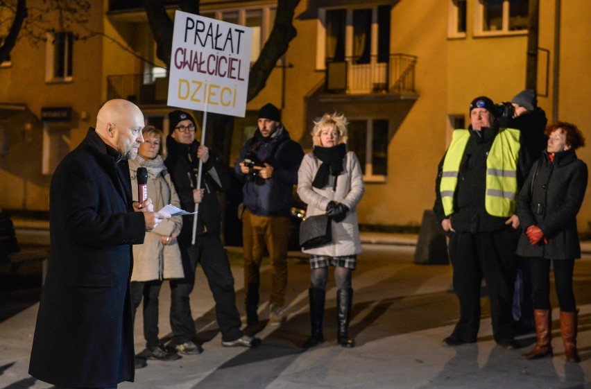 Kolejna manifestacja przed pomnikiem prałata Jankowskiego...