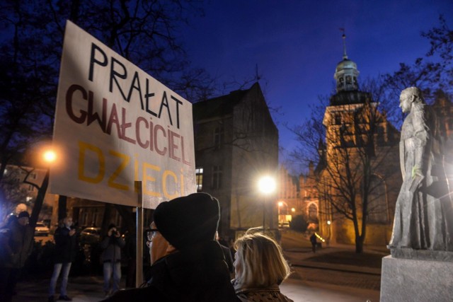 Kolejna manifestacja przed pomnikiem prałata Jankowskiego [27.02.2019]