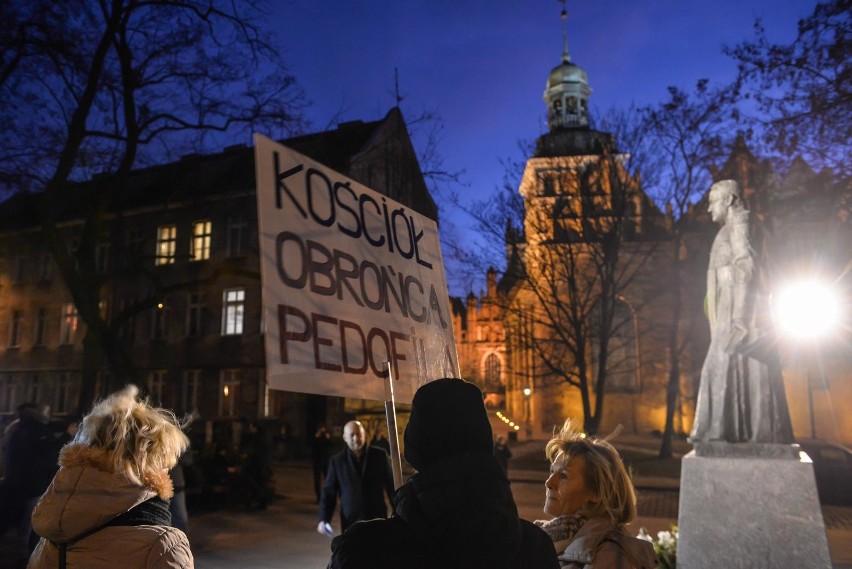 Kolejna manifestacja przed pomnikiem prałata Jankowskiego...