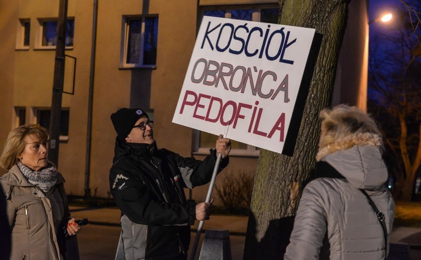 Kolejna manifestacja przed pomnikiem prałata Jankowskiego...
