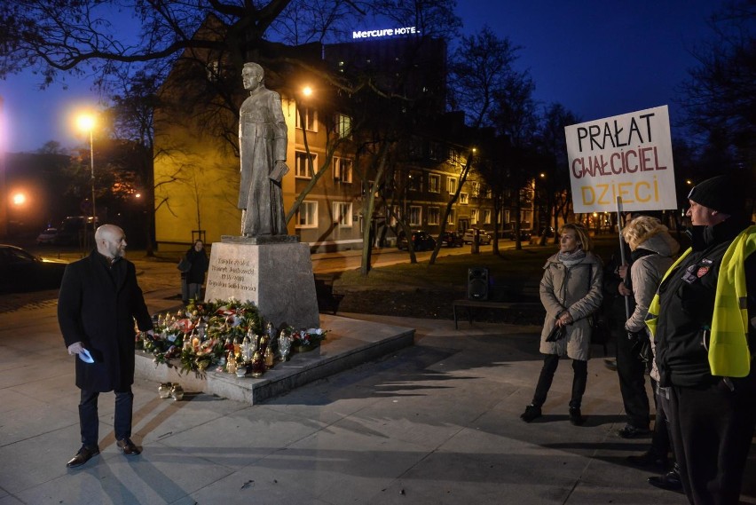 Kolejna manifestacja przed pomnikiem prałata Jankowskiego...