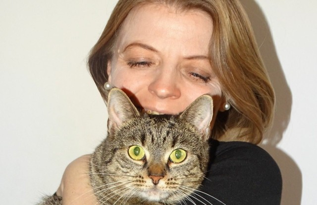 Monika Bryła - Mazurkiewicz, kandydatka na prezydenta Ostrowca Świętokrzyskiego w wyborach samorządowych 2024 bez tajemnic. Na zdjęciu ze swoim kotem. Więcej na kolejnych slajdach.