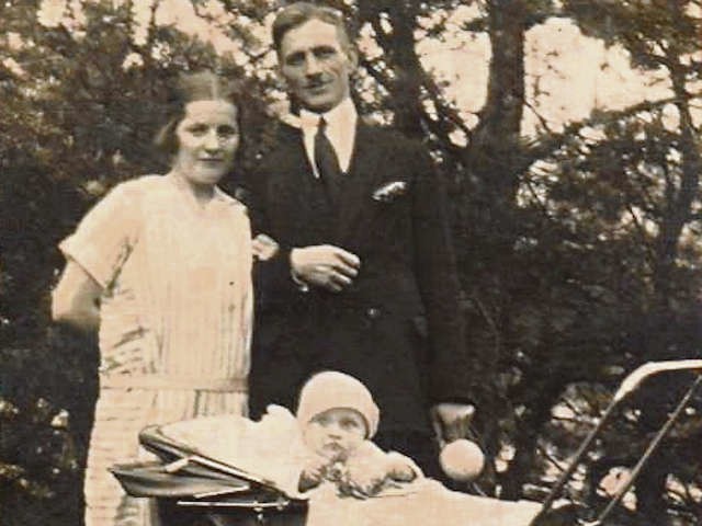 1926 r. Państwo Klempowie na spacerze z pierworodnym synem...