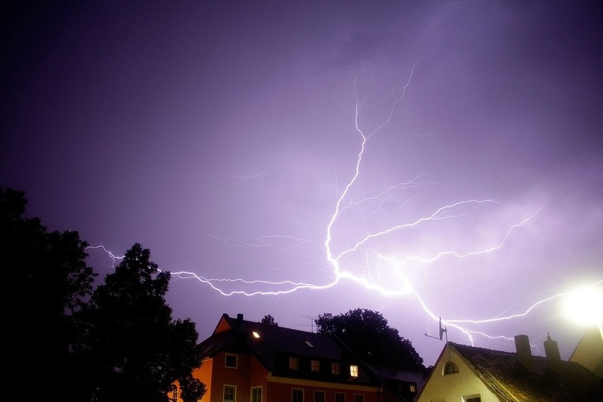 W piątek zachmurzenie będzie umiarkowane, okresami duże. Po...