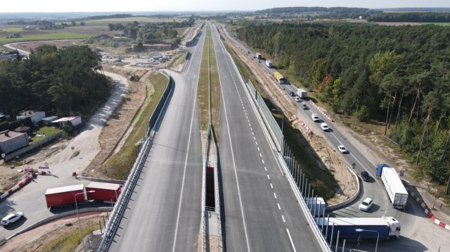 Odcinek o długości 9,7 km zostanie otwarty w piątek, 29 października. Prace towarzyszące, które nie będą miały wpływu na przejezdność, potrwają jeszcze kilka miesięcy.