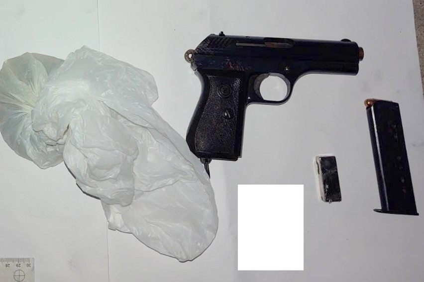 Akcja CBŚP i policji. Zatrzymany 52-latek z Bydgoszczy, który miał w domu pół kilograma kokainy i broń palną