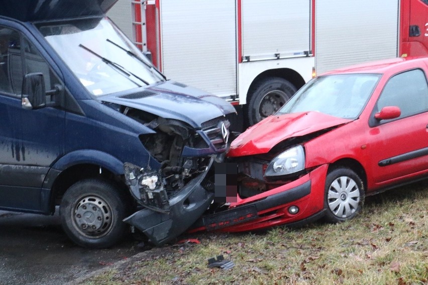 Wypadek samochodu dostawczego i osobowego ma Międzyrzeckiej. Ranna kobieta (ZDJĘCIA)