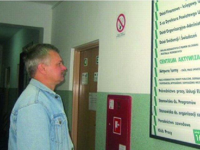 Janusz Lemański z Grajewa często przychodzi do Powiatowego Urzędu Pracy z nadzieją, że w końcu znajdzie zatrudnienie. Już w październiku będzie mógł znaleźć jakieś płatne zajęcie.