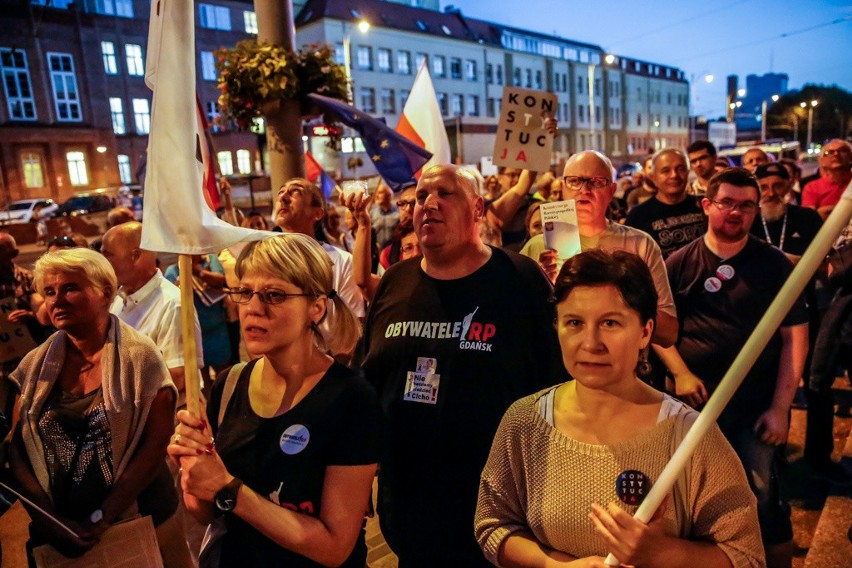 Protest przed sądem okręgowym w Gdańsku 25.07.2018.  „Wolne sądy, wolne wybory, wolna Polska”