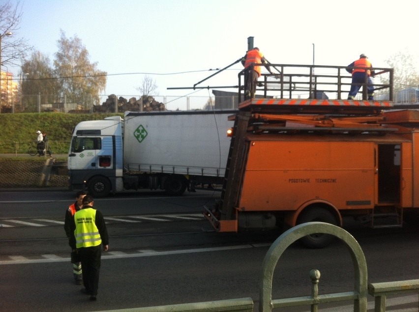 Tir blokuje al. Piłsudskiego w Sosnowcu