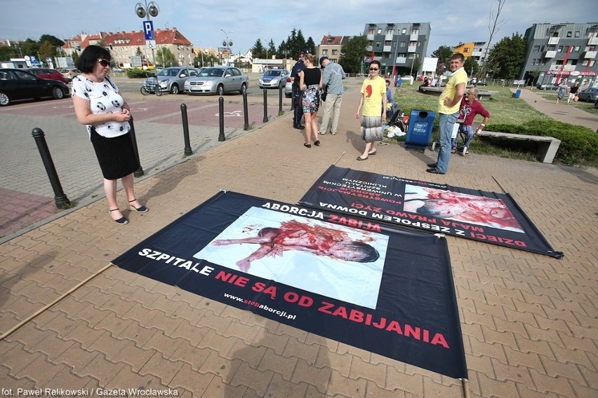 Wrocław: Protest przeciw aborcji przed szpitalem przy Borowskiej (ZDJĘCIA)