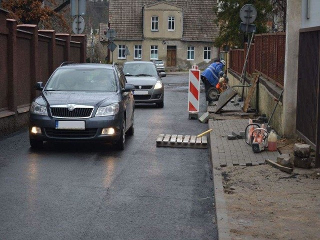 Na ul. Paderewskiego drogowcy kończą kładzenie nowego chodnika. Trzeba też jeszcze położyć drugą warstwę asfaltu.