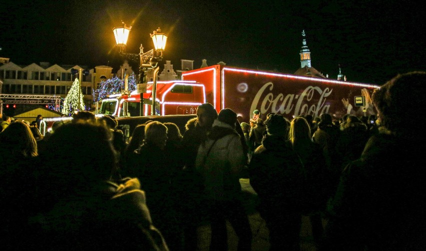 Konwój ciężarówek Coca-Coli wyruszył w świąteczną trasę....