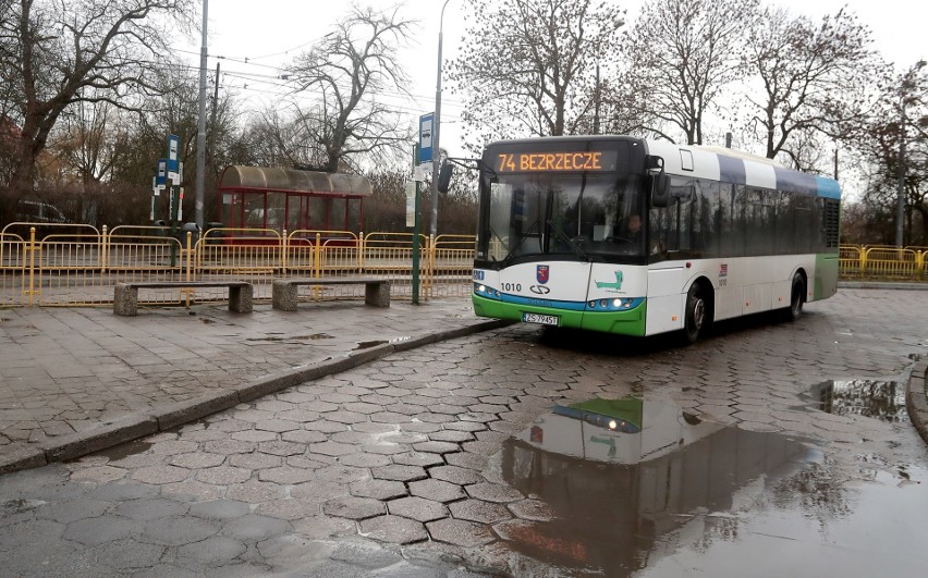 Z autobusu na tramwaj nie zdążysz z przesiadką. Pasażerowie liczą na lepsze skomunikowanie    