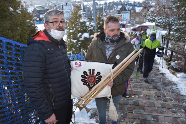 Paweł Drabik (z lewej) i Gerard Wolski (z prawej) to przedstawiciele &quot;Wolnych Przedsiębiorc&oacute;w&quot;, kt&oacute;rzy chcieli się w niedzielę spotkać z Andrzejem Dudą i wręczyć mu &quot;ciupagi hańby&quot;