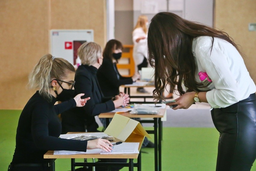 W Liceum Ogólnokształcącym nr 12 przy pl. Orląt Lwowskich,...