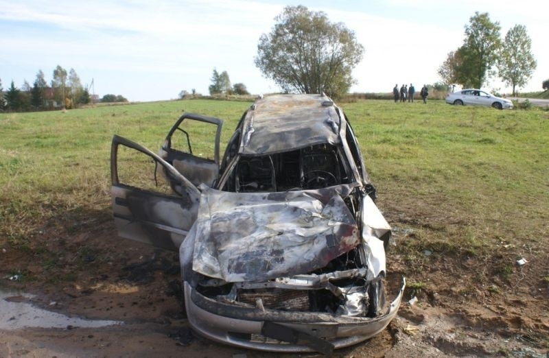 Malinówka. Opel dachował i stanął w płomieniach (zdjęcia)