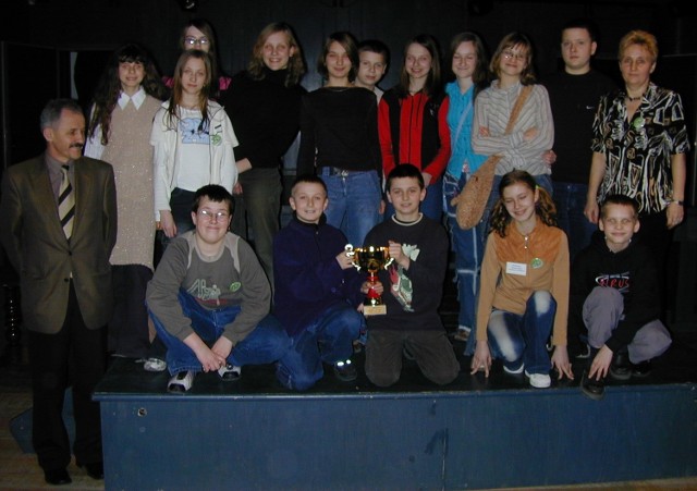 Zwycięska grupa z klasy VI teatralno-dziennikarskiej w SP 2. Po prawej stronie Bożena Ciborowska-Lipko, organizatorka  "Złotej Czary&#8221;.