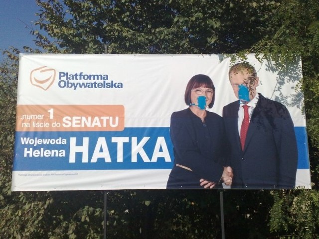 Zamalowane na niebiesko usta kandydatów - tak wygląda wiele z plakatów PO w Gorzowie