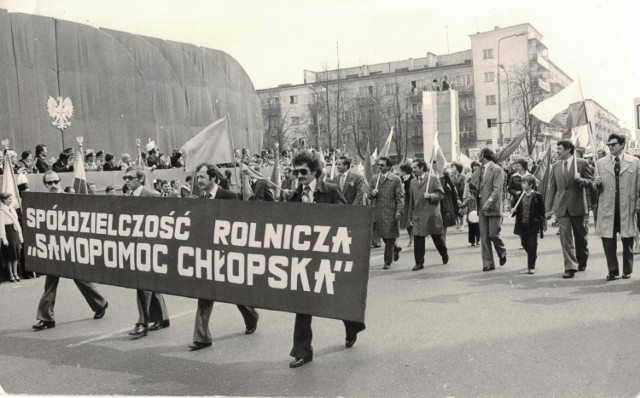 Tak obchodzono 1 maja w czasach PRL. Pochody w Święto Pracy w Koninie.Kolejne zdjęcie --->