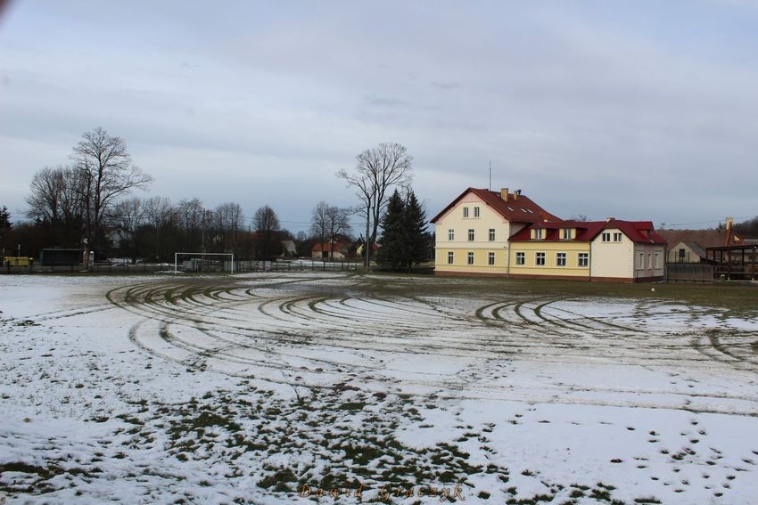 Samochodem zniszczył murawę boiska. Straty wyniosły 70 tys. zł [ZDJĘCIA]