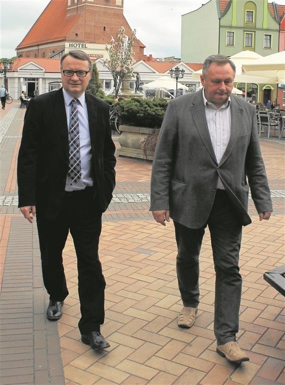 Marek Biernacki i ks. Jacek Dawidowski na chojnickim rynku