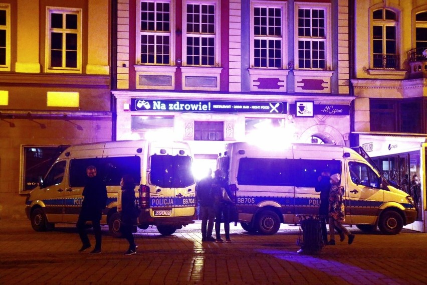 W nocy z soboty na niedzielę policja weszła do nocnych...