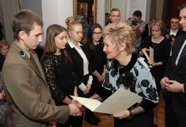 Aurelia Michałowska, Mazowiecki Kurator Oświaty w Warszawie, gratulowała uczniom z regionu radomskiego, którzy otrzymali stypendium Prezesa Rady Ministrów za osiągnięte wyniki w nauce.