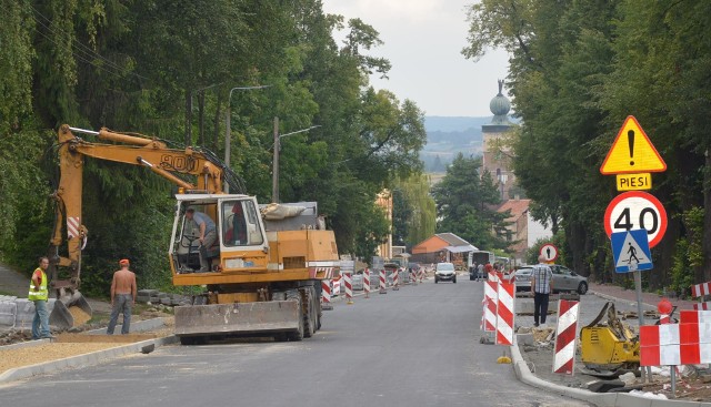 Na małą liczbę zaangażowanych pracowników zwracali uwagę obserwatorzy przebudowy ulicy Piłsudskiego