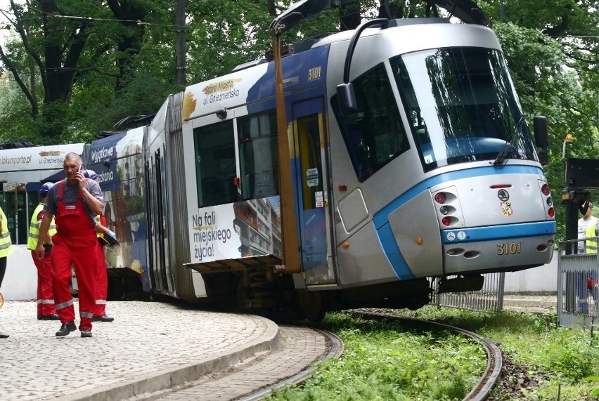 Dwa wykolejenia we Wrocławiu. MPK wprowadziło objazdy [ZDJĘCIA]