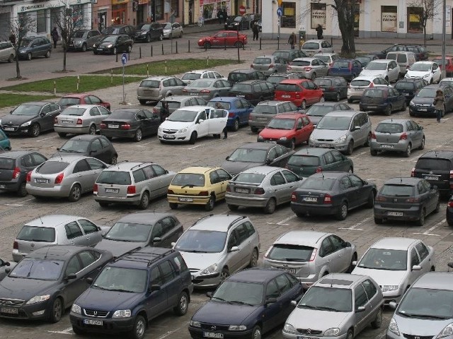 Parking  na placu Wolności w Kielcach zawsze jest pełen samochodów.