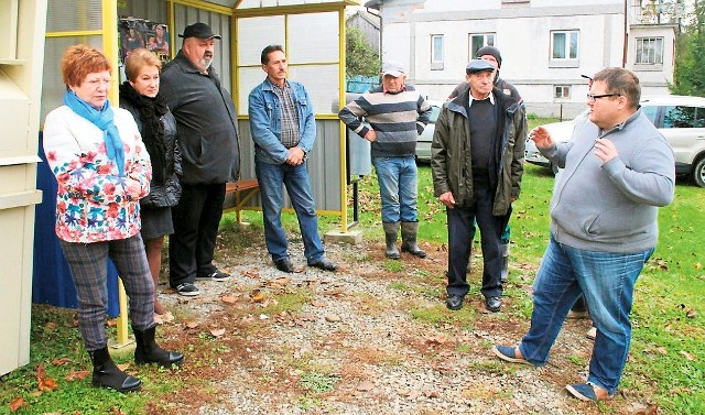 Mieszkańcy Srogowa Dolnego domagają się budowy chodnika wzdłuż ruchliwej drogi.
