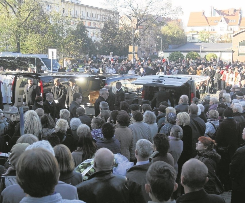 Spod katowickiej archikatedry kondukt przemieścił się na...