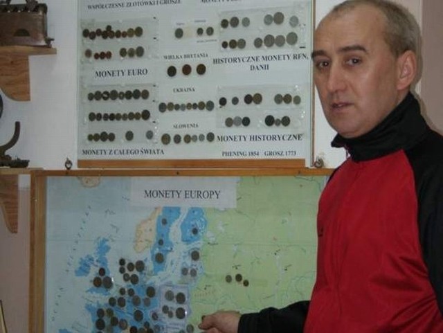 W pracowni geograficznej nauczyciel Roman Grzyb zebrał dużą kolekcję monet