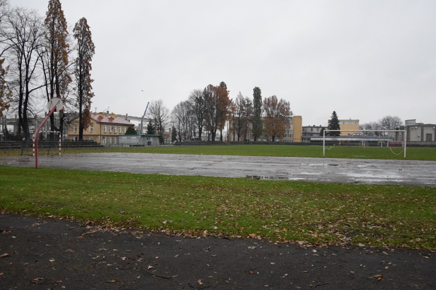 Stan stadionu sportowego przy ul. Piekarskiej w Jarosławiu...