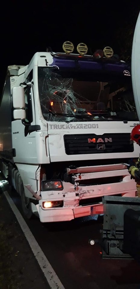 Mszana Dolna. Ciężarówka uderzyła w cystrnę. Akję ratowniczą prowadzili strażacy